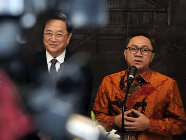 Ketua MPR, Zulkifli Hasan (kanan) bersama Ketua Parlemen China, Yu Zhengsheng memberikan keterangan Persnya usai melakukan pertemuan tertutup di Kompleks Parlemen MPR/DPR, Jakarta, Senin (27/7/2015). (Liputan6.com/Johan Tallo)