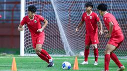 Meski Timnas Vietnam U-17 tampil superior dalam dua laga awal fase grup, pemain Tim Garuda Muda diminta untuk tak ciut nyali. (Bola.com/M Iqbal Ichsan)