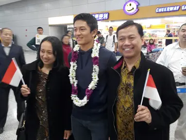 Rio Haryanto mendapat sambutan hangat dari Konsul (KJRI) Shanghai, Arif Gunawan di Bandar Udara Internasional Pudong Shanghai, Selasa (12/4/2016) WIB. (Bola.com/Rio Haryanto Media)