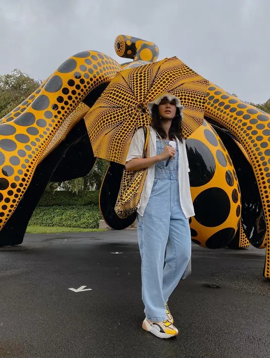 Selama di sana ia juga tampak mengunjungi berbagai tempat wisata. Kali ini, Febby Rastanty tampil santai namun tetap fashionable dengan memakai jumpsuit denim. Ditambah bucket hat, mantan kekasih Derby Romero ini makin keren.(Liputan6.com/IG/@febbyrastanty)