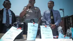 Dalam penggerebekan Selasa (19/8/14), polisi menyita barang bukti berupa tangki penyimpanan, kontainer, dan mesin pompa. (Liputan6.com/Faizal Fanani)