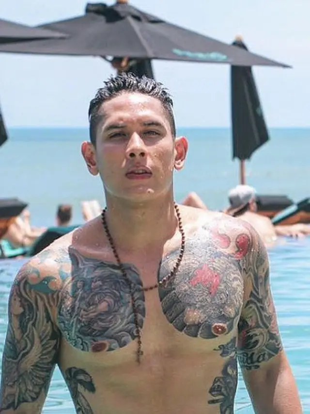 6 Potret Seleb Cowok saat Pamer Tato, Tampil Macho