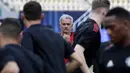 Pelatih Manchester United, Jose Mourinho, memimpin langsung sesi latihan jelang laga Piala Super Eropa di Stadion Philip II, Skpje, Senin (7/8/2017). Manchester United akan bertanding melawan Real Madrid. (AP/Boris Grdanoski)
