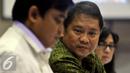 Ekspresi Menteri Komunikasi dan Informatika Rudiantara saat mengikuti raker dengan Komisi I DPR, di Kompleks Parlemen, Senayan, Jakarta, (13/4). Raker tersebut membahas RUU tentang Informasi dan Transaksi Elektronik. (Liputan6.com/Johan Tallo)