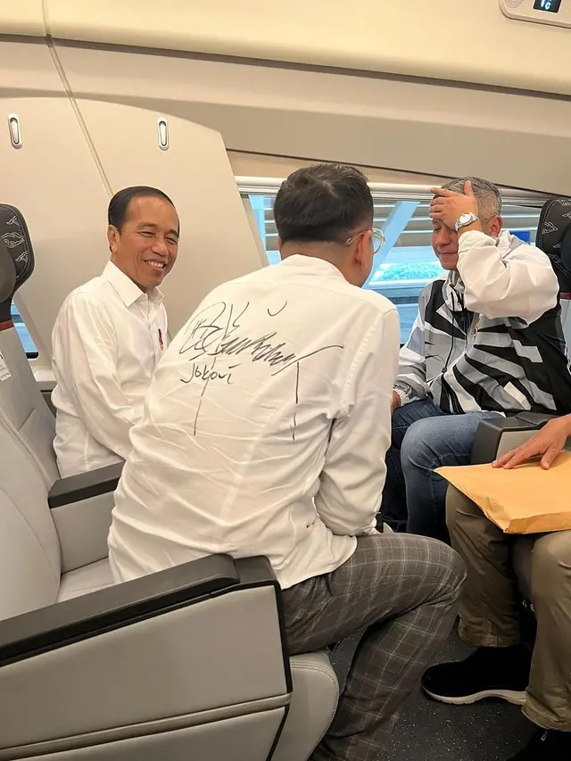 Jokowi tanda tangani baju Raffi Ahmad