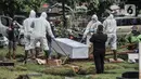Proses pemakaman pasien Covid-19 isolasi mandiri di TPU Pondok Kelapa, Jakarta, Selasa (13/7/2021). Para pasien isolasi mandiri ini meninggal karena berbagai alasan, mulai dari terlambat mendapatkan pertolongan, rumah sakit penuh hingga tidak terpantau dengan baik. (merdeka.com/Iqbal S Nugroho)