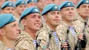 Tentara Belarus berbaris saat mengikuti parade militer menandai Hari Kemerdekaan di Minsk (3/7). (AFP Photo/Sergie Gapon)