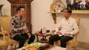 Presiden Joko Widodo atau Jokowi (kanan) berbincang dengan Ketua Kogasma Partai Demokrat Agus Harimurti Yudhoyono atau AHY di Istana Merdeka, Jakarta, Kamis (2/5/2019). Dalam pertemuan empat mata tersebut AHY mengaku membahas kondisi politik pasca-Pemilu 2019. (Liputan6.com/Pool/Biro Pers Setpres)