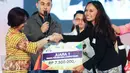 Wapemred SCTV, Endah Saptorini memberikan hadiah kepada pemenang news presenter competition EGTC di Kampus Negeri Semarang, Jawa Tengah, Kamis (6/4). Maria Sukma Melati dari UKSW Salatiga terpilih menjadi juara pertama. (Liputan6.com/Yoppy Renato)