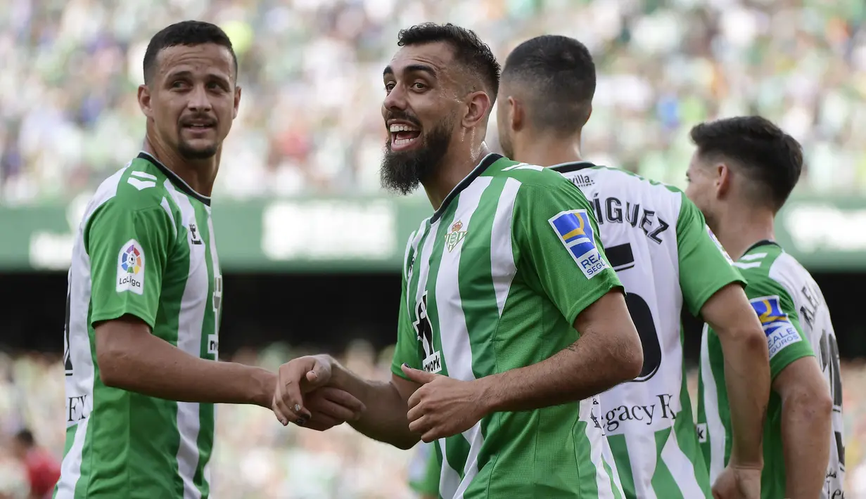 Pemain Real Betis, Borja Iglesias (kiri kedua) melakukan selebrasi setelah mencetak gol ke gawang Giorna FC pada laga lanjutan Liga Spanyol 2022/2023 di Stadion Benito Villamarin, Sevilla, 18 September 2022. Iglesias sukses mencetak 12 gol di Liga Spanyol musim ini. (AFP/Cristina Quicler)