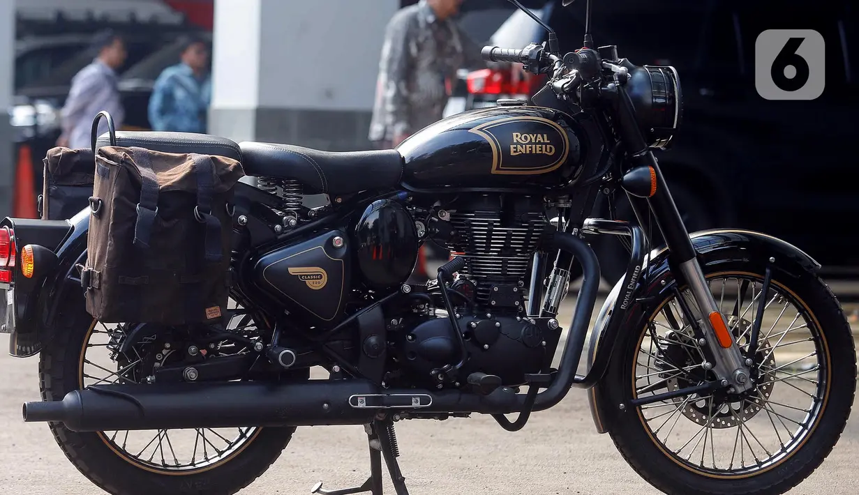 Tampilan Motor Royal Enfield milik mantan Gubernur Jawa Barat (Jabar) Ridwan Kamil yang disita penyidik Komisi Pemberantasan Korupsi (KPK) di Rumah Penyimpanan Benda Sitaan Negara (Rupbasan) pada Jumat (25/4/2025). (Liputan6.com/Herman Zakharia)