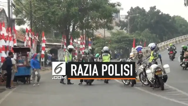 Ditlantas PoldaMetro Jaya menggelar razia kendaraan yang melawan arus di Wilayah Cakung Jakarta Timur. 50 pengendara roda 2 dan 4 ditilang petugas karena melawan arus.