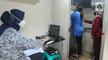 Warga melakukan ronsen pada mobile  X-Ray Artificial Intelligence saat kegiatan skrining penyakit tuberkulosis (TBC) di Kantor Kecamatan Cipayung, Depok, Jawa Barat, Rabu (4/1/2023). Penyakit tuberkulosis (TBC) di Indonesia menempati peringkat ketiga setelah India dan Cina dengan jumlah kasus 824 ribu dan kematian 93 ribu per tahun atau setara dengan 11 kematian per jam. (merdeka.com/Arie Basuki)