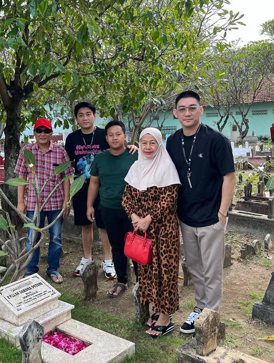 Meski Dylan Sahara sudah tiada, hubungan kekeluargaan antara mereka tampak tidak berubah. Bahkan, kedatangan Ifan ke Ponorogo langsung disambut baik oleh keluarga Dylan. Sejumlah momen hangat pun tercipta saat kunjungan silaturahmi tersebut. (Liputan6.com/IG/@ifanseventeen)