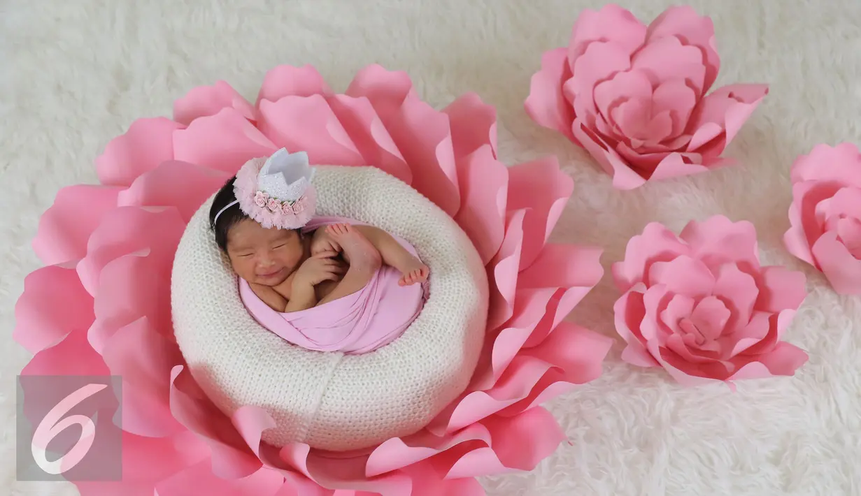 Akifa Dhinara Parasady, anak dari Nindy Ayunda menjalani pemotretan di rumah kediamannya di Pondok Pinang, Jakarta, Kamis (20/10). Nindy melakukan sesi photoshoot baby born yang memang sedang ramai menjadi tren (Liputan6.com/Herman Zakharia) 