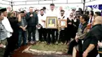 Jenazah Sys NS tiba di rumah duka di kawasan Kemang Timur, Jakarta Selatan. Setibanya di rumah duka, jasad Sys NS langsung disalati oleh para kerabat dan keluarga. Usai disalatkan, jenazah langsung dibawa ke TPU Jeruk Purut untuk dikebumikan. 