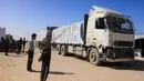 Sebagaimana diketahui, penyeberangan Rafah merupakan gerbang vital bagi warga sipil dan bantuan kemanusiaan. Tampak dalam foto, warga Palestina menyaksikan truk-truk yang membawa bantuan kemanusiaan tiba di Khan Yunis di Jalur Gaza selatan, setelah melewati penyeberangan perbatasan Rafah dari Mesir, pada 1 Februari 2026. (Bashar Taleb/AFP)