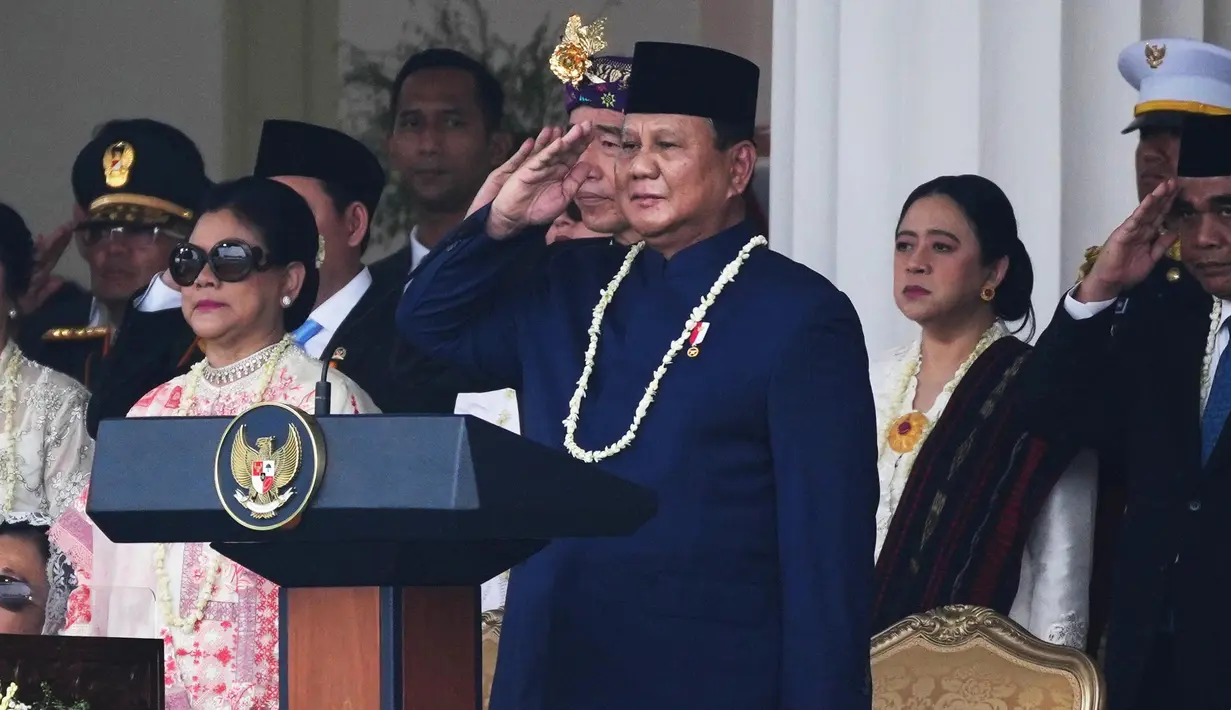 Presiden Indonesia Prabowo Subianto memberi hormat saat upacara pengibaran bendera memperingati HUT Kemerdekaan ke-81 negara di Istana Merdeka di Jakarta, Indonesia, Senin, 17 Agustus 2026. (AP Photo/Tatan Syuflana)