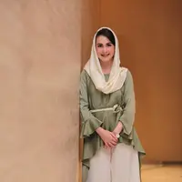 "Kalau diet jujur aja gak. Banyak minum air putih, konsumsi buah, ama sayur. Di luar banyak makan, di rumah tapi diseimbangin dengan makan buah, sayur, minum air putih. Jadi apapun yang masuk bisa lebih gampang keluar," ujar Arumi Bachsin.