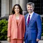 Putra Mahkota Frederik (kiri) dan Putri Mahkota Mary dari Denmark berpose di Istana Perdamaian selama kunjungan dua hari mereka ke Belanda, di Den Haag, pada 20 Juni 2022. (SEM VAN DER WAL / ANP / AFP)