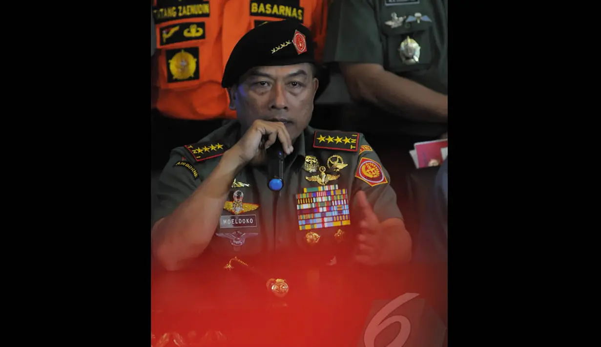 Panglima TNI Jenderal Moeldoko saat jumpa pers terkait informasi menyangkut proses evakuasi terhadap pesawat QZ8501 di Kantor Basarnas, Jakarta, Selasa (30/12/2014). (Liputan6.com/Herman Zakharia)