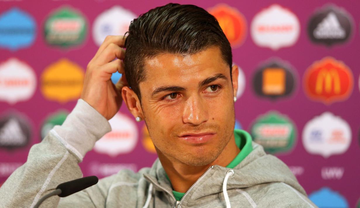 Cristiano Ronaldo memegang rambutnya saat menghadiri jumpa pers pada ajang Piala Eropa 2012. (AFP/UEFA)