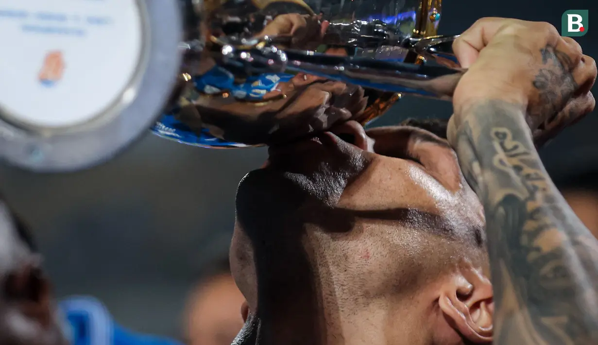<p>Selebrasi striker Persib Bandung, Ciro Alves dengan mencium trofi BRI Liga 1 2023/2024 dalam perayaan juara usai mengalahkan Madura United pada final leg kedua di Stadion Gelora Bangkalan, Madura, Jumat (31/5/2024). (Bola.com/Bagaskara Lazuardi)</p>