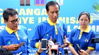 Presiden Jokowi menjawab wartawan soal adanya penolakan imunisasi MR, usai pencanangan Kampanye Imunisasi MR, di Sleman, Kelurahan Sinduharjo, Kec. Ngaglik, Kab. Sleman, Yogyakarta, Selasa (1/8) pagi. (Foto: Agung- Humas Setkab) 