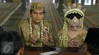 Lucky Hakim dan Tiara Dewi mengaminkan doa seusai akad nikah di Masjid At Tin, Jakarta, Kamis (19/1/). Lucky Hakim dan Tiara Dewi melaksanakan akad nikah hari ini dengan mahar 500 gram logam mulia. (Liputan6.com/Herman Zakharia)