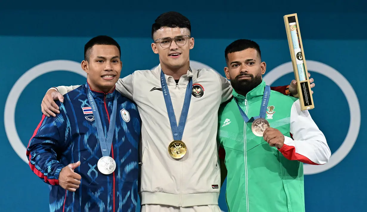 Rizki Juniansyah akhirnya keluar sebagai pemenang final 73 kg angkat besi putra Olimpiade Paris 2024. Sementara wakil Thailand Weeraphon Wichuma finis kedua. Sedangkan posisi ketiga ditempati wakil Bulgaria Bozhidar Dimitrov Andreev. (Miguel MEDINA/AFP)