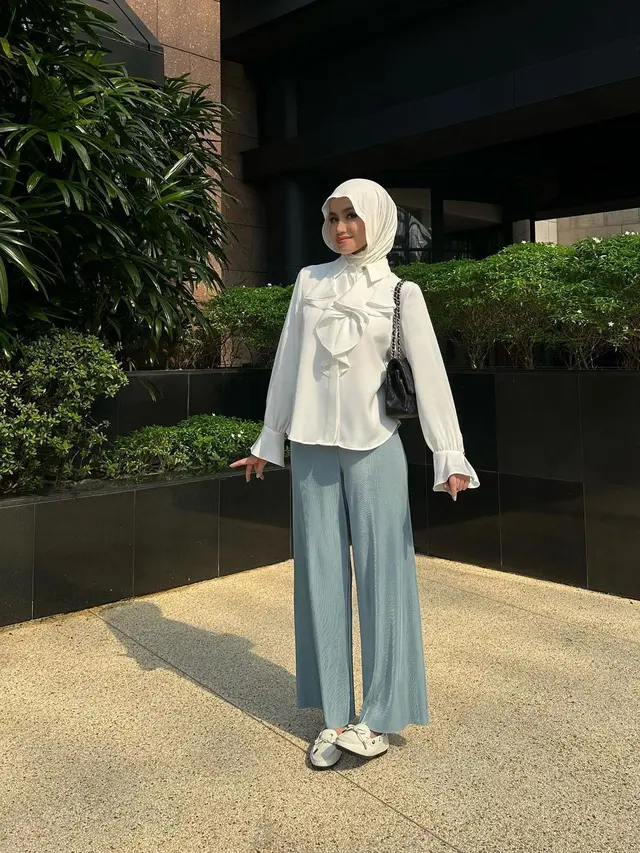 6 Gaya Berhijab Selebgram Sashfir yang Minimalis, Sedang Digemari Gen Z