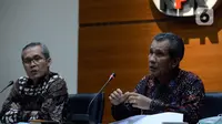 Wakil Ketua KPK Alexander Marwata (kiri) bersama Deputi Pencegahan KPK Pahala Nainggolan (kanan) memberikan keterangan hasil kajian Program Kartu Prakerja, di Gedung KPK, Jakarta, Kamis (18/6/2020). (merdeka.com/Dwi Narwoko)