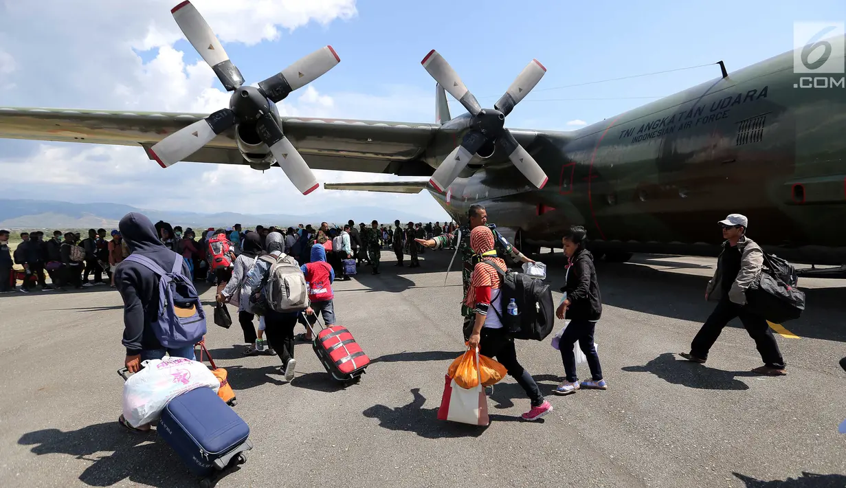Warga Palu bersiap masuk ke pesawat Hercules TNI AU tujuan Makasar-Malang di Bandara Mutiara Sis Al-Jufri Palu, Sabtu (6/10). Sejumlah warga mengaku akan tinggal di daerah yang aman di mana ada sanak keluarga. (Liputan6.com/Fery Pradolo)