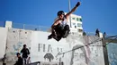 Remaja Palestina anggota Gaza Skate Team, Mohammad Al-Sawalhe (23) melatih keterampilan rollerblading-nya di sebuah pelabuhan di Kota Gaza, 8 Maret 2019. Peralatan skateboard tidak mudah didapat di Gaza lantaran konflik antara Israel dan Palestina yang tak kunjung usai. (REUTERS/Mohammed Salem)
