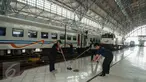 Sejumlah petugas membersihkan lantai di Stasiun Tanjung Priok, Jakarta Utara, Kamis (6/4). Memperingati hari jadinya yang ke-92, Stasiun Tanjung Priok merayakannya dengan bersih-bersih stasiun bersejarah tersebut. (Liputan6.com/Gempur M. Surya)