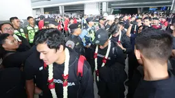 Rombongan Skuad Timnas Indonesia U-23 disambut kalungan bunga saat tiba di Terminal 3 Bandara Soekarno-Hatta, Tangerang, Banten, Sabtu (11/5/2024) pagi WIB usai berjuang di Piala Asia U-23 2024 di Qatar dan play-off Olimpiade Paris di Prancis. (Bola.com/M Iqbal Ichsan)