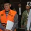 Terdapat tiga tersangka dalam kasus ini, yaitu Maidi (Wali Kota nonaktif), Rochim Ruhdiyanto (orang kepercayaan), dan Thariq Megah (Kepala Dinas PUPR). Tampak dalam foto, Wali Kota Madiun nonaktif, Maidi, berjalan keluar meninggalkan Gedung Merah Putih Komisi Pemberantasan Korupsi (KPK) usai menjalani pemeriksaan lanjutan, Jakarta, Kamis (23/4/2026). (Liputan6.com/Helmi Fithriansyah)
