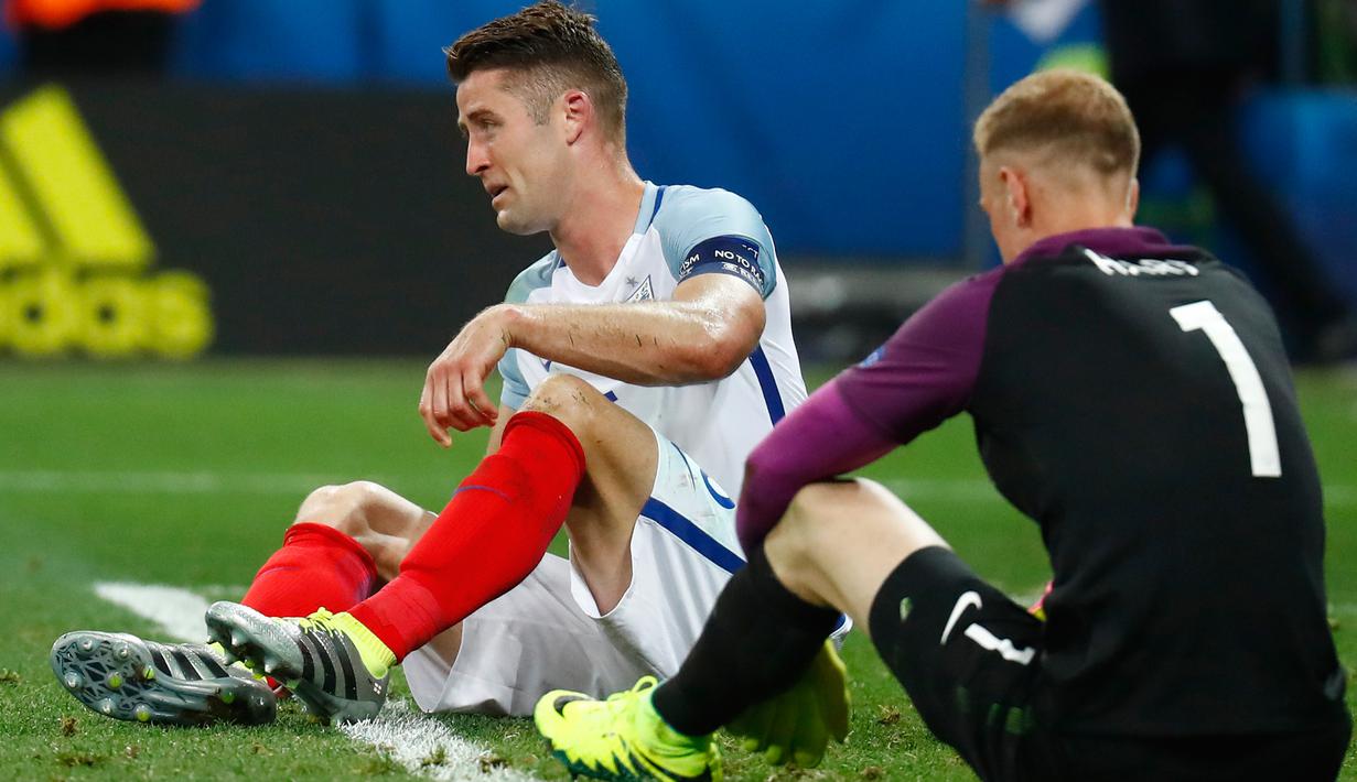Ekspresi kesedihan pemain timnas Inggris, Gary Cahill setelah Inggris menderita kekalahan 1-2 dari Islandia pada babak 16 besar Euro 2016 yang digelar di Stadion Stade de Nice, Prancis, Selasa (28/6). (REUTERS/Kai Pfaffenbach Livepic)