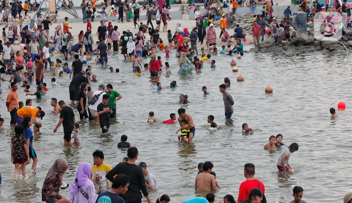 Pada hari H Lebaran yang jatuh pada 22 April 2023 kemarin, Ancol dikunjungi hingga 50 ribu pengunjung.  (Liputan6.com/Angga Yuniar)