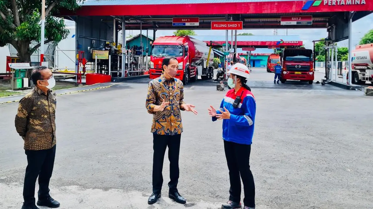 Presiden Joko Widodo atau Jokowi melakukan peninjauan ke Terminal BBM Sanggaran di Denpasar Provinsi Bali, Jumat (3/12/2021).