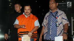 Penyuap Bupati Pakpak Bharat, Hendriko Sembiring dikawal petugas usai menjalani pemeriksaan perdana oleh penyidik di gedung KPK, Jakarta, Selasa (27/11). Hendriko diperiksa sebagai tersangka terkait dengan proyek di Dinas PUPR. (merdeka.com/Dwi Narwoko)