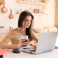 Ilustrasi mengikuti kelas online tentang kopi (ShutterStock/By Yarrrrrbright)