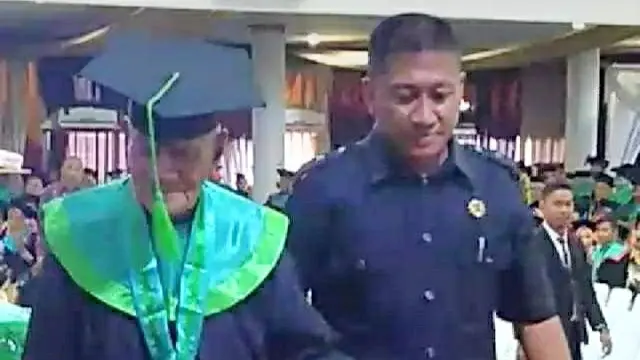 La Ode Muhammad Sidik saat menjabat tangan rektor UMB Baubau.(Liputan6.com/Ahmad Akbar Fua)