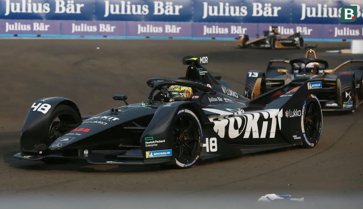 Dua lap menjelang finis, persaingan kian tajam antara keduanya. Mitch Evans yang mulai bermasalah dengan ban belakangnya terus diburu oleh Jean-Eric Vergne. Sementara di posisi ketiga, Edoardo Mortara justru hampir melewati Jean Eric-Vergne di posisi kedua. (Bola.com/M Iqbal Ichsan)