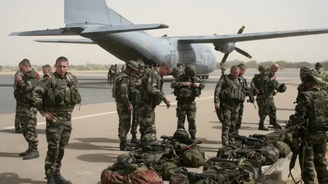 Pasukan Khusus Prancis bersiap melakukan serangan balasan (Oktober 2017), merespons penyergapan berdarah yang dilakukan ISIS dan berujung pada tewasnya 4 Pasukan Khusus AS (Green Berets) dalam pertempuran di Gurun Sahel (AP PHOTO)
