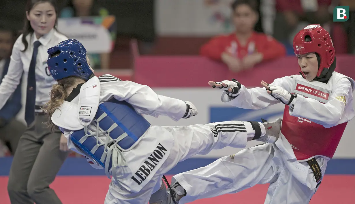 Atlet taekwondo Indonesia, Mariska Halinda, saat melawan wakil Lebanon, Laetitia Aoun, pada babak perdelapan final Asian Games di JCC, Jakarta, Senin (20/8/2018). Mariska Halinda kalah poin 22-23 dari Laetitia Aoun. (Bola.com/Peksi Cahyo)