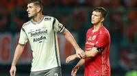 Bek Persib Bandung, Nick Kuipes, dan bek Persija Jakarta, Ondrej Kudela, terlihat mengenakan pita hitam dalam duel antara kedua tim dalam laga tunda pekan 28 BRI Liga 1 2022/2023, Jumat (31/3/2023). (Bola.com/Muhammad Iqbal Ichsan)