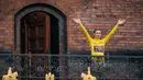 Pembalap tim Jumbo-Visma, Jonas Vingegaard menyapa para penggemar dari atas Balai Kota Kopenhagen, Denmark pada 27 Juli 2022, beberapa hari setelah menjuarai balapan sepeda Tour de France 2022 di Paris. (AFP/Ritzau Scanpix/Emil Helms)