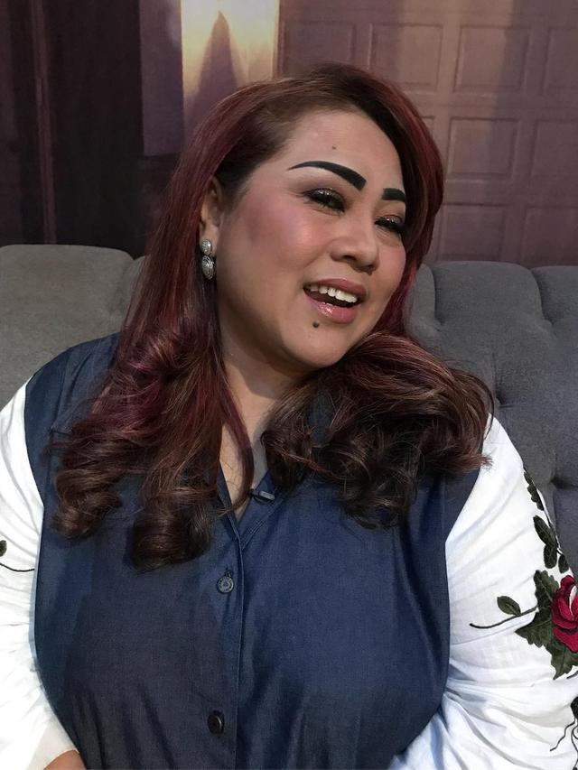 Rambut Mulai Rontok Pasca Kemoterapi, Ini 6 Potret Nunung Pakai Turban dan Wig