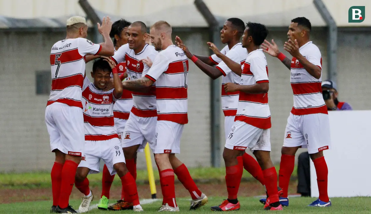 Para pemain Madura United merayakan gol penyeimbang 1-1 ke gawang PSS Sleman yang dicetak striker Mochamad Kevy (bawah) dalam laga Grup C Piala Menpora 2021 di Stadion Si Jalak Harupat, Bandung, Selasa (23/3/2021). Madura United menang 2-1 atas PSS Sleman. (Bola.com/M Iqbal Ichsan)